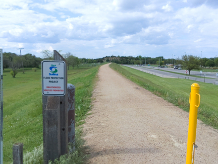 Salina, Kanses
        Levee